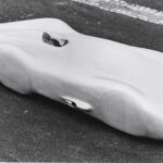 Mucho antes de los hiperdeportivos modernos, el Mercedes-Benz W125 Rekordwagen alcanzó 269 mph en una autobahn alemana. Este récord se mantuvo durante décadas, marcando un hito histórico en la velocidad.
