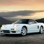 El Honda NSX-R fue una versión extrema y aligerada del NSX, enfocada completamente en circuito. Menos peso, suspensión más rígida y una puesta a punto precisa lo convertían en un arma perfecta en trazados técnicos.