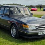 Un ícono escandinavo con turbo y personalidad única. No fue el más popular frente a rivales alemanes o japoneses, pero ganó culto con el tiempo. Hoy es apreciado por su diseño raro, seguridad y carácter de conducción.