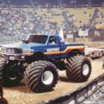 El Bigfoot no es un todoterreno convencional, pero marcó la cultura off-road. Basado en un Ford F-250 modificado, evolucionó hasta convertirse en el primer monster truck, con tracción total, dirección en las cuatro ruedas y neumáticos gigantes.