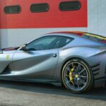 El Ferrari 812 Competizione es una obra maestra atmosférica. Su V12 de 6.5 litros entrega 819 CV y alcanza las 9.500 rpm, ofreciendo una experiencia pura con una velocidad máxima de 339 km/h.
