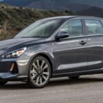 El Hyundai Elantra se ha convertido en una de las grandes sorpresas del mercado. Su diseño moderno, equipamiento tecnológico y mejora en fiabilidad lo posicionan como una alternativa mucho más inteligente frente a modelos sobrevalorados y más caros.
