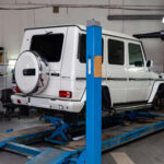 Revisar el historial es clave. Cambios de aceite regulares, mantenimiento documentado y reparaciones bien registradas son señales de un vehículo cuidado. Ausencia de registros o mantenimientos irregulares suelen anticipar problemas mecánicos costosos.