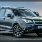 Este modelo sufre problemas frecuentes con parabrisas que se agrietan fácilmente, afectando incluso a los sistemas de asistencia. También presenta fugas en el colector de escape y fallos en airbags. Problemas electrónicos como cámaras traseras defectuosas y ruidos en el interior completan un conjunto poco fiable.