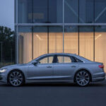 Es la representación de la precisión llevada al extremo. Todo está perfectamente ajustado, aunque con un carácter algo frío. La tecnología domina la experiencia y, para algunos conductores, eso se traduce en una desconexión con la conducción más tradicional.