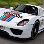 El Porsche 918 Spyder revolucionó el segmento con su sistema híbrido. Combinando un V8 con motores eléctricos, alcanza 887 CV y tracción total, logrando una aceleración brutal y una eficiencia sorprendente.