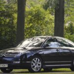 Un sedán distinto, enfocado en el confort extremo y con un diseño muy particular. Su suspensión lo hacía uno de los autos más cómodos de su segmento.
El inconveniente fue su baja confiabilidad con el paso del tiempo: fallas en componentes clave y materiales que no resistieron bien los años lo volvieron una opción riesgosa.