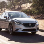 El Mazda6 es para quien quiere algo más que un coche práctico. Su conducción es más precisa y dinámica que la media del segmento, y eso sigue marcando la diferencia. A pesar de los años, mantiene una sensación especial al volante que muchos rivales simplemente no ofrecen.
