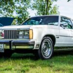 A fines de los 70, Oldsmobile intentó introducir motores diésel en autos de pasajeros, pero la ejecución fue un desastre. Estos motores sufrían fallas estructurales debido a decisiones de ingeniería equivocadas, como el uso de componentes inadecuados para soportar la compresión. Las roturas eran frecuentes y costosas, lo que generó una pérdida total de confianza en este tipo de motorización en el mercado estadounidense durante años.