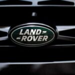 Hablar de Land Rover es hablar de prestigio, pero también de una reputación complicada en fiabilidad. Aunque ofrece una experiencia premium, los costes de reparación son elevados y frecuentes, lo que termina afectando la satisfacción general. Es el clásico dilema: lujo o tranquilidad mecánica, pero rara vez ambos.