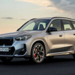 El BMW X1 es la puerta de entrada a la gama SUV de la marca. Aunque ofrece confort y un interior de calidad, su rendimiento discreto hace que retenga solo un 38,9% de su valor, situándose en la zona media dentro de BMW.