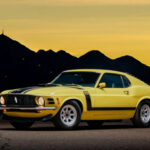 El Ford Mustang Boss 302 representa uno de los puntos más altos en diseño dentro del Mustang clásico. Su estética agresiva, con capó oscuro y líneas marcadas, refleja perfectamente su ADN de competición.