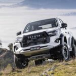 El Toyota Hilux GR Sport II transforma la clásica Hilux con un diseño más deportivo. Parrilla imponente, detalles off-road y una presencia más robusta lo hacen mucho más atractivo que la versión estándar.