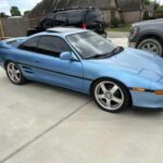 El Chrysler 300 Touring demuestra que aún existen berlinas tradicionales a precio de ganga. Cuesta solo 5.200 dólares, tiene un único propietario desde 2005 y mantenimiento reciente documentado. Su motor V6 de 3.5 litros sigue siendo una mecánica sólida para viajar con comodidad. Difícil encontrar más coche por menos dinero.