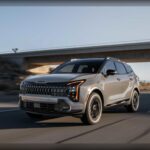 El Nissan Rogue alcanza 84/100 en fiabilidad y destaca por confort, eficiencia y mejoras claras tras los antiguos problemas de CVT. A su lado, el Kia Sportage iguala esa nota, suma diseño moderno y la mejor garantía del mercado con 10 años o 100.000 millas para el tren motriz. Ambos demuestran que ya no solo Japón sabe fabricar SUV duraderos.