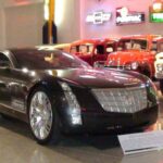 El Cadillac Sixteen, presentado en 2003, fue una declaración de intenciones en toda regla. Esta berlina de lujo montaba un impresionante motor V16 capaz de generar 1.000 CV, posicionándose como uno de los concept cars más ambiciosos jamás creados. Su interior apostaba por el máximo refinamiento, con materiales de altísima calidad y un enfoque claramente premium. A pesar de su potencial para redefinir el lujo americano, nunca se produjo en serie, en gran parte por su elevado consumo y las normativas medioambientales. Aun así, marcó el camino del renacer de Cadillac.
