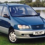 El Toyota 3C demuestra que la marca japonesa también sabía hacer buenos diésel para turismos. Este cuatro cilindros de 2.2 litros se ofreció en versiones atmosféricas y turboalimentadas, equipando modelos como el Camry o el Caldina. Su equilibrio entre eficiencia y fiabilidad lo convirtió en una opción muy popular en mercados asiáticos, especialmente en vehículos familiares y comerciales ligeros.