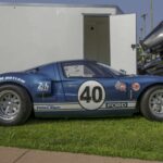 El Ford GT40 Mk III no solo era rápido, sino también una máquina de resistencia. Con su V8 de 306 CV y un peso muy contenido, lograba acelerar de 0 a 100 km/h en 5,1 segundos. Su legado está ligado a las victorias de Ford en Le Mans, donde derrotó a Ferrari durante cuatro años consecutivos.