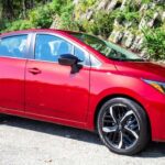 El Nissan Versa 2023 demuestra que la importancia de un coche no siempre está en la potencia. Este sedán compacto ofrece una relación calidad-precio difícil de igualar, con buen consumo, tecnología suficiente y un coste muy accesible. Representa la capacidad de Nissan para llegar a un público masivo sin renunciar a la fiabilidad.