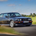 El E30 es uno de los BMW más queridos, y sus llantas multirradio (cross-spoke) son parte clave de su identidad. Funcionan tanto en versiones estándar como en el icónico M3, elevando su estética sin necesidad de modificaciones.