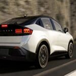 El Nissan Leaf 2026 es una de las puertas de entrada más accesibles al mundo eléctrico. Con una autonomía que puede superar los 480 km en condiciones ideales, es perfecto para uso urbano y diario. Su conducción silenciosa y suave lo hace especialmente cómodo en ciudad.