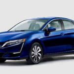 El Honda Clarity Electric fue un intento más serio de entrar en el mercado EV moderno. Con 161 CV y un interior de gran calidad, ofrecía una experiencia refinada. Sin embargo, su autonomía de solo 89 millas lo dejó muy atrás frente a rivales como Tesla o Chevrolet. Fue un coche bien construido, pero claramente limitado por decisiones conservadoras.