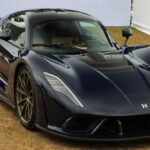 El Hennessey Venom F5 es el gran aspirante estadounidense en la lucha por la velocidad máxima. Su motor “Fury” V8 biturbo de 6.6 litros genera 1.817 CV, con el objetivo de superar las 311 mph (500 km/h). Su estructura de fibra de carbono permite mantener un peso reducido, clave para alcanzar cifras extremas.