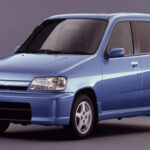 El Nissan Cube demostró que el diseño práctico podía ser disruptivo. Lanzado en 1998, su formato cúbico maximizaba el espacio interior sin aumentar el tamaño exterior. Además, popularizó modelos de leasing modernos en Japón, anticipando una tendencia que hoy es habitual en muchos mercados.