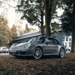 El Porsche 911 (997) es uno de los puntos dulces de la saga. Mantiene sensaciones analógicas sin renunciar a cierta modernidad. Su mantenimiento es elevado —como todo 911—, pero ofrece una experiencia de conducción difícil de igualar.