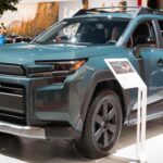 El Toyota RAV4 2026 fue elegido como mejor SUV compacto, confirmando su enorme reputación global. Mantiene una amplia gama de versiones, todas con mecánica híbrida eficiente y un consumo combinado de 44 mpg. Además, presenta costes de mantenimiento inferiores a la media del segmento, algo clave para compradores que buscan rentabilidad a largo plazo.