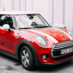 Mini ha evolucionado notablemente desde su etapa bajo BMW. Hoy ofrece vehículos compactos con bajos índices de fallos, destacando especialmente el Mini Cooper como uno de los coches deportivos pequeños más fiables del mercado.