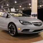 Este descapotable sufrió problemas estructurales como vibraciones en la carrocería sin techo. A eso se sumó un interior poco atractivo, lo que derivó en bajas ventas y una rápida retirada del mercado.