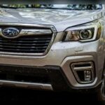 El Subaru Forester 2026 apuesta por una receta clásica que sigue funcionando: tracción total permanente, nueva mecánica híbrida y el sistema EyeSight de asistencia a la conducción. Su diseño robusto y sencillo facilita el mantenimiento y mejora la longevidad. Para quienes necesitan un SUV fiable capaz de afrontar clima complicado o caminos difíciles, sigue siendo una de las opciones más sensatas.