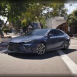 El Toyota Camry 2026 continúa su ascenso tras convertirse en híbrido puro. Consumer Reports destacó su mecánica compuesta por un motor 2.5 litros y dos motores eléctricos, con hasta 225 caballos en tracción delantera. Su mayor carta de presentación sigue siendo el consumo: la versión LE alcanza 51 MPG combinados, algo excepcional en una berlina mediana.