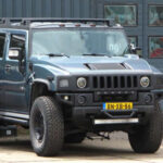 El Hummer H2 simbolizó el exceso automotriz de principios de los 2000. Su gran tamaño y consumo elevado lo hicieron popular en su momento, pero hoy contrasta con la tendencia global hacia la eficiencia y la sostenibilidad.