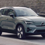 El Volvo EX40 (antes XC40 Recharge) representa la visión premium del SUV eléctrico compacto. Destaca por su interior minimalista, su tecnología basada en Android Automotive y su imagen de marca más refinada. Aunque su autonomía no es la más alta, su calidad percibida es uno de sus puntos fuertes.