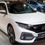 El Honda Civic 2018 ofrece alta fiabilidad y puntuaciones de seguridad sobresalientes, con un consumo combinado de 34 mpg. Para los que buscan aún más eficiencia, la versión híbrida alcanza hasta 50 mpg. Los precios de segunda mano oscilan entre $12,850 y $18,200, consolidándolo como una opción inteligente para conductores jóvenes y familias pequeñas.