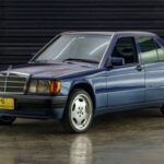 El legendario Mercedes-Benz 190E, conocido como Baby Benz, sigue siendo una compra inteligente. Ofrece construcción sólida, elegancia atemporal y una calidad de fabricación muy superior a la media de su época. Las versiones especiales cuestan mucho más, pero modelos normales y bien mantenidos aparecen entre 5.900 y 10.000 dólares.
