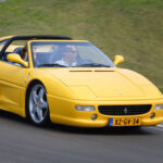 Modelos como el Ferrari F355 requieren servicios mayores con el motor fuera del coche, lo que puede costar decenas de miles de euros. Aquí no hay atajos baratos.