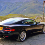 El DB9 representó un salto tecnológico con la nueva plataforma VH, más ligera y rígida. Mantuvo el V12, ahora con 450 CV, y se convirtió en uno de los modelos más emblemáticos de la marca durante más de una década.