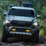 El Toyota Tacoma es uno de los pick-ups medianos más fiables. Con múltiples versiones por debajo del precio del Gladiator, ofrece un buen equilibrio entre capacidad off-road y uso diario. Aunque no iguala su capacidad de remolque en versiones base, sigue siendo una opción sólida y duradera.