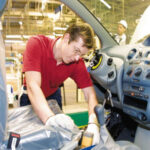 La gestión de calidad total asegura que los fallos se detecten y eliminen antes de llegar al cliente. Toyota integra controles constantes y permite que cualquier trabajador detenga la producción si detecta un problema, evitando defectos en cadena.