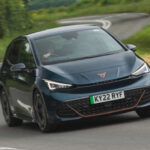 Este modelo aporta un enfoque más dinámico al coche eléctrico. Con tracción trasera y suspensión deportiva, ofrece una conducción más divertida que la media. Puede montar baterías de hasta 77 kWh, alcanzando autonomías de hasta 342 millas. Además, su habitabilidad es superior a varios rivales directos, lo que lo hace práctico sin perder deportividad.