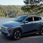 El Hyundai Kona 2025 en su versión base ofrece un motor poco enérgico. Además, su suspensión transmite demasiado las irregularidades del asfalto, afectando el confort diario.