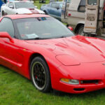 El Chevrolet Corvette C5 combinaba ligereza, equilibrio y un potente V8 LS1. Aunque el C6 se llevó la fama, el C5 sigue siendo una opción muy capaz y más accesible.