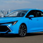 El Corolla Hatchback 2021 combina dimensiones compactas con una carrocería más versátil y moderna. Mantiene la esencia Toyota con buen nivel de seguridad, consumos ajustados y una reputación mecánica sólida. También ofreció versiones manuales, algo cada vez menos común. Es perfecto como coche diario fiable y fácil de mantener.