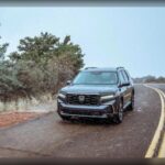 Muchos clientes ya no pagan únicamente por el emblema del capó. Analizan confort de marcha, silencio interior, equipamiento y tecnología antes de decidir. Eso ha puesto presión sobre los fabricantes premium, obligados a justificar precios mucho más altos. La batalla actual se libra en valor real, no en prestigio.