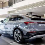 Solo el 39% de propietarios compraría otra vez el Audi Q4 E-Tron. El SUV eléctrico alemán comienza en 50.600 dólares, acelera de 0 a 60 mph en cinco segundos y puede recargar en unos 28 minutos. Sobre el papel impresiona, pero no parece conquistar tras el uso cotidiano. Ni el sello premium asegura satisfacción total.
