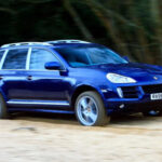 El primer Porsche Cayenne generó una fuerte controversia por romper la tradición deportiva de la marca. Aun así, su diseño robusto y musculoso ha envejecido sorprendentemente bien. Hoy se percibe como el SUV que abrió la puerta a una nueva era para Porsche y para el segmento premium.