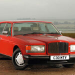 El primer Bentley Mulsanne apareció en 1980, tomando su nombre de la famosa recta de Le Mans. Compartía base con modelos Rolls-Royce, pero destacaba por su enfoque más dinámico y la introducción de versiones con motor V8 turboalimentado.